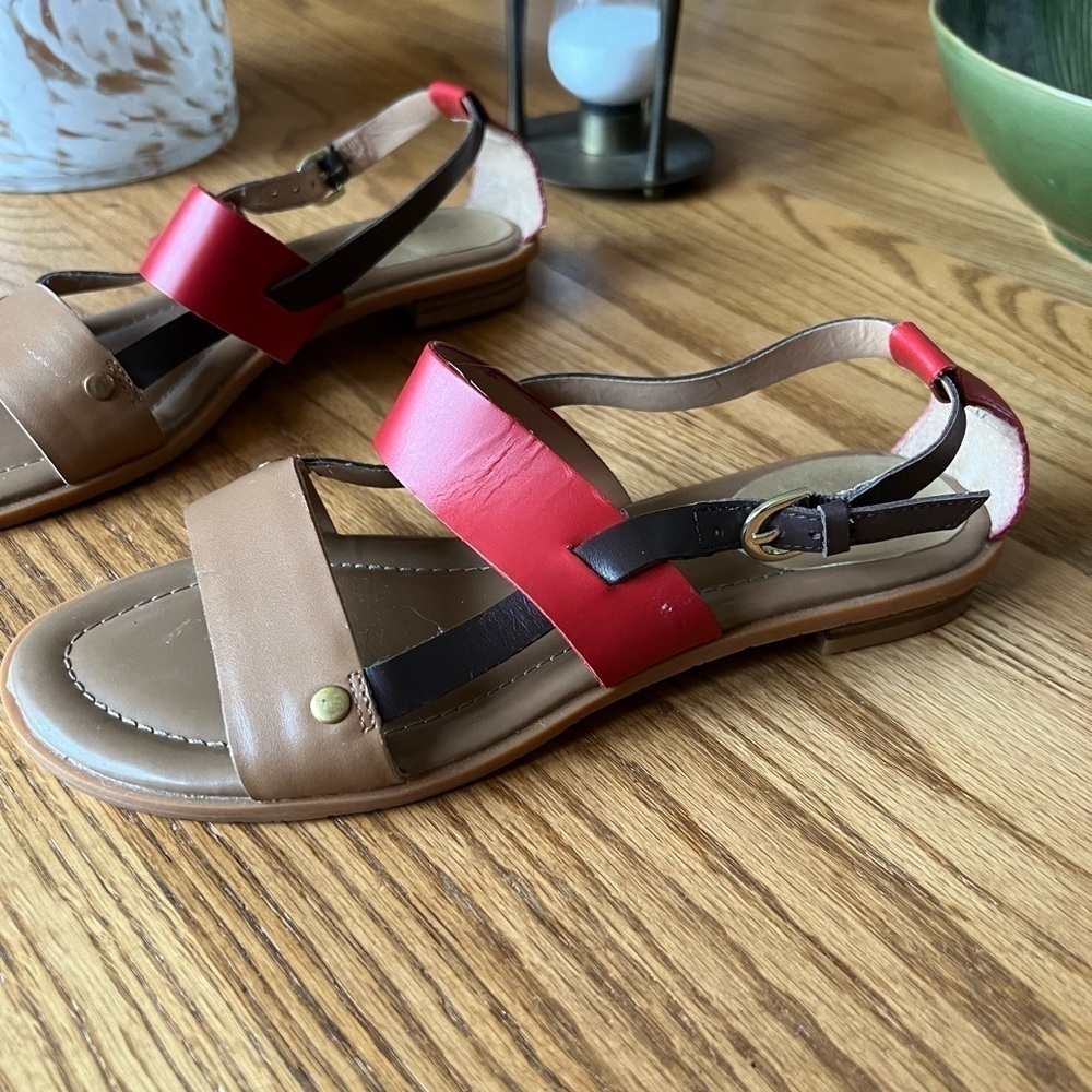 Tahari Shoes Womens Size 7.5M Aura Leather Sandals Strappy Buckle Flats